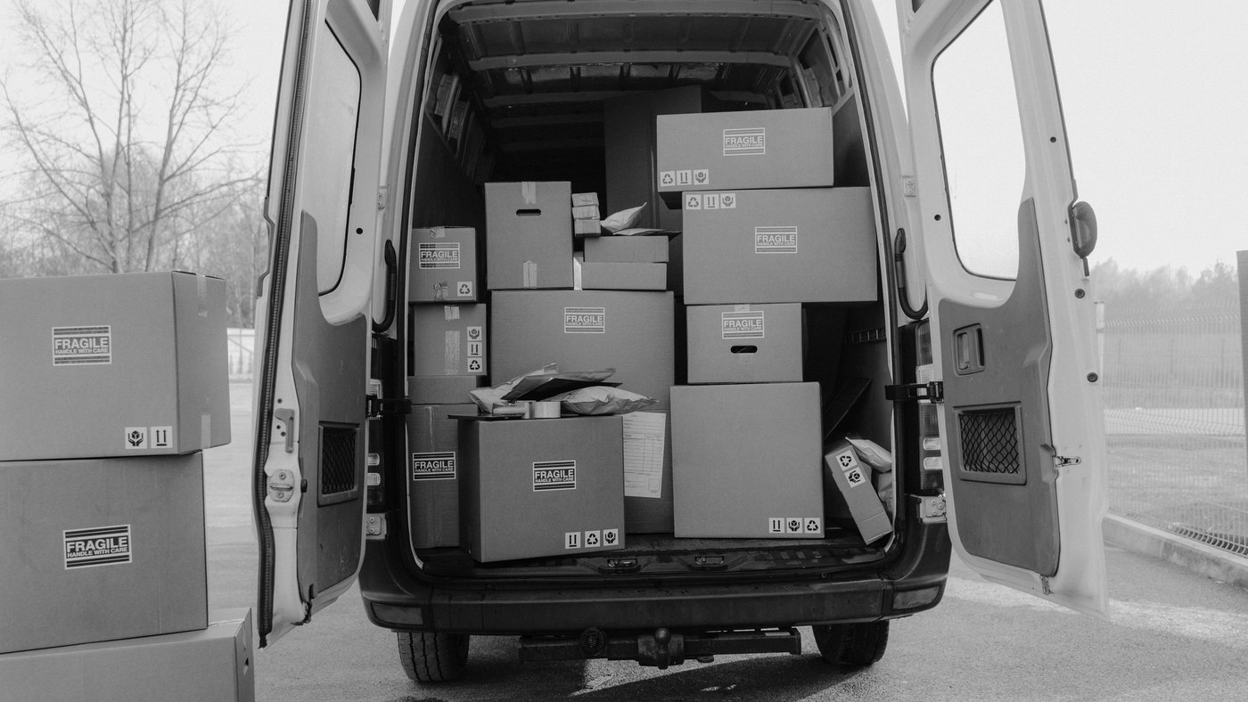 Véhicule utilitaire chargé de cartons pour illustrer la location et le transport