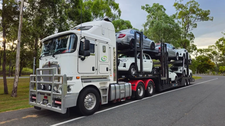 Camion transportant plusieurs voitures sur la route